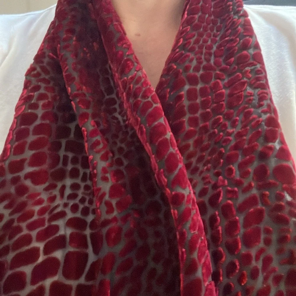 Scarf in burgundy - Picture 2 of 3